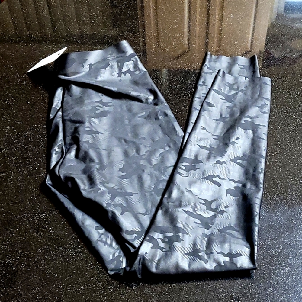 HUE Sleek Camo Leggings